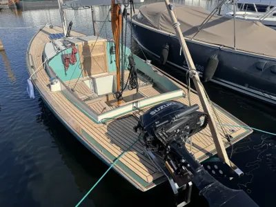 zeiljacht in jachthaven met buitenboordmotor