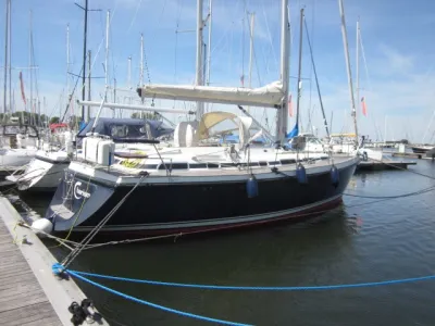 zeiljacht aangemeerd in jachthaven