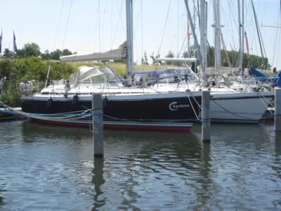 zeiljacht aangemeerd in jachthaven