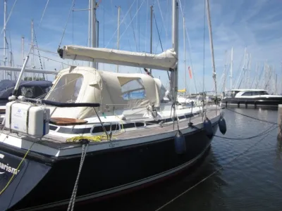 zeiljacht afgemeerd in jachthaven
