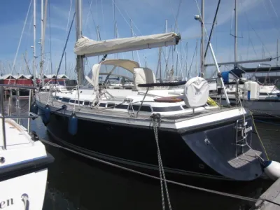 zeiljacht afgemeerd in haven