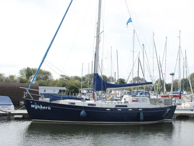 zeilschip afgemeerd in jachthaven
