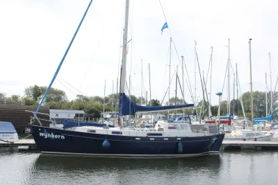 zeilschip afgemeerd in jachthaven