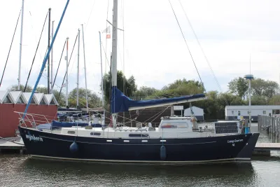 zeilboot afgemeerd in jachthaven