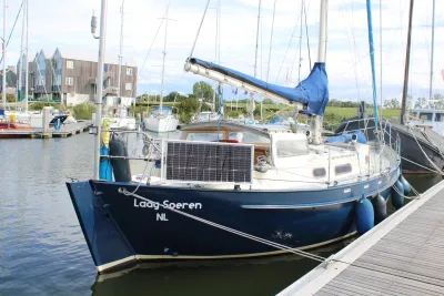 zeilboot afgemeerd in jachthaven