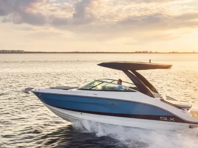 motorjacht op open water bij zonsondergang