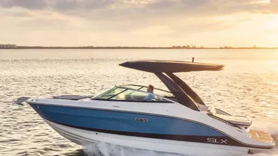 speedboot op open water bij zonsondergang