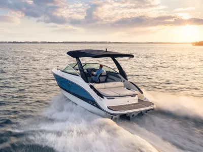 motorboot vaart over open water bij zonsondergang