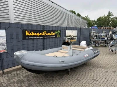 grijze RIB met console op parkeerplaats