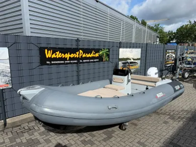 grijze rib bij showroom