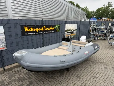 Grijze RIB op kade bij showroom