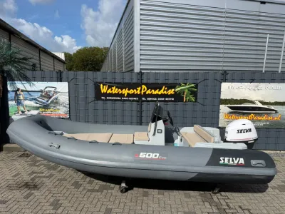 grijze rib-boot op trailer bij showroom