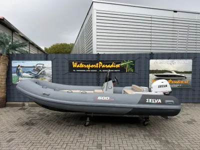 grijze RIB op trailer bij showroom