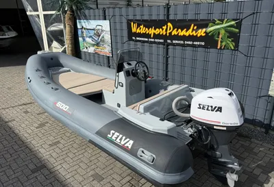 grijze RIB met buitenboordmotor op kade