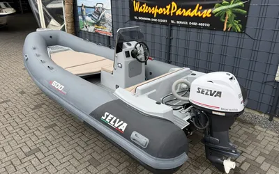 RIB op parkeerplaats voor showroom