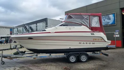 motorboot op trailer bij bedrijfspand