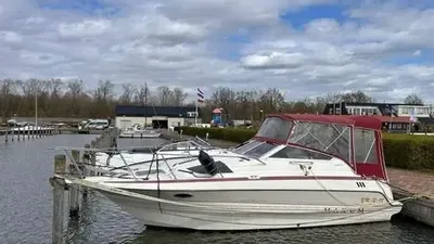 motorboot aangemeerd in jachthaven