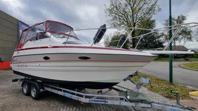 boot op trailer geparkeerd buiten