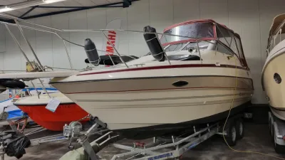 kajuitmotorboot in showroom op trailer