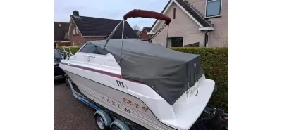 boot op trailer geparkeerd bij huis