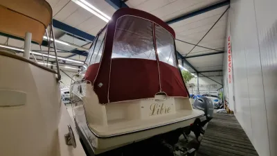 achterkant van boot in binnenopslag