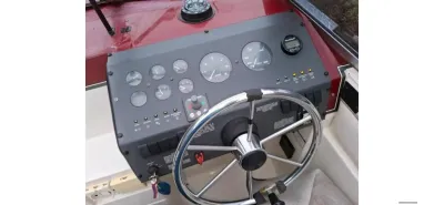 stuurconsole en instrumentenpaneel van boot