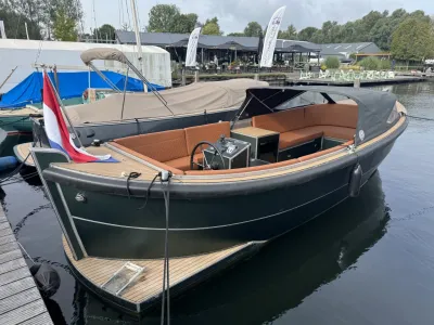 donkergroene aluminium sloep afgemeerd