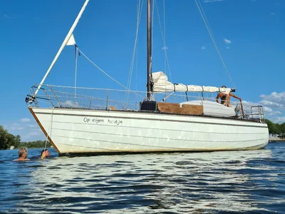 zeiljacht met dek en mast