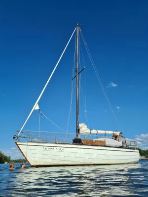 zeiljacht met dek en mast