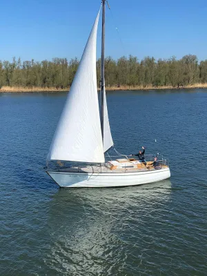 zeiljacht op water met bemanning