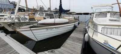 zeilboot aangemeerd bij houten steiger