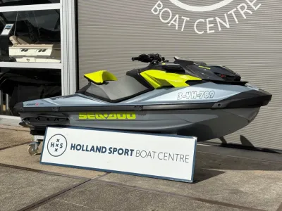 waterscooter op standaard bij bootcentrum