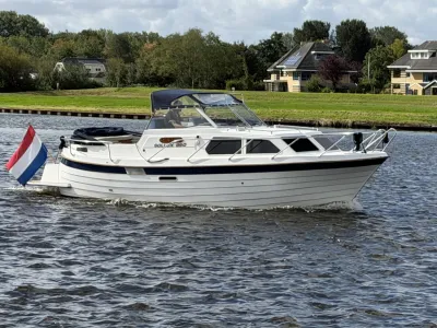 motorjacht op kanaal bij huizen