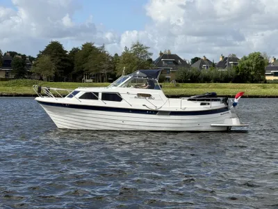 wit motorjacht op binnenwater