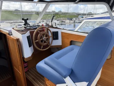 bestuurdersstoel en stuurconsole in kajuit