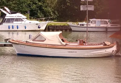 crème witte sloep afgemeerd