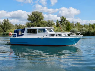 motorjacht zijaanzicht op het water