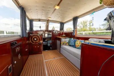 interieur kajuit met stuurwiel en bank
