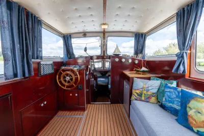 Bootinterieur met stuurstand en zithoek