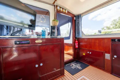 interieur van motorjacht met houten bekleding