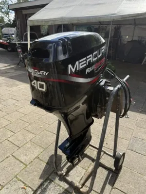 buitenboordmotor op standaard