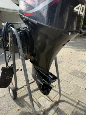 buitenboordmotor op metalen kar