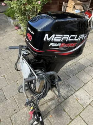 buitenboordmotor op standaard