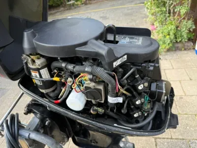 buitenboordmotor met open kap