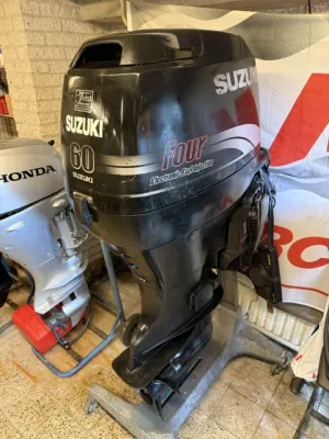 buitenboordmotor in opslagruimte