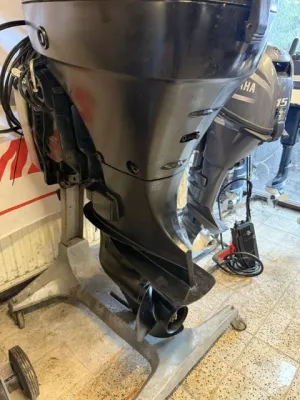 buitenboordmotor in werkplaats