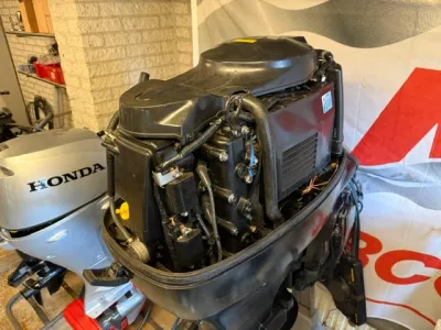 buitenboordmotor met open kap in garage