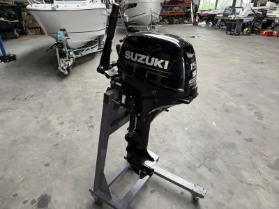 buitenboordmotor in werkplaats