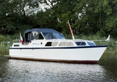 motorkruiser op stil water met bomen