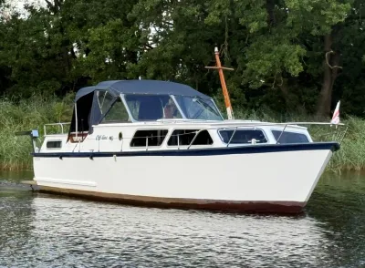 witte motorkruiser, zijaanzicht